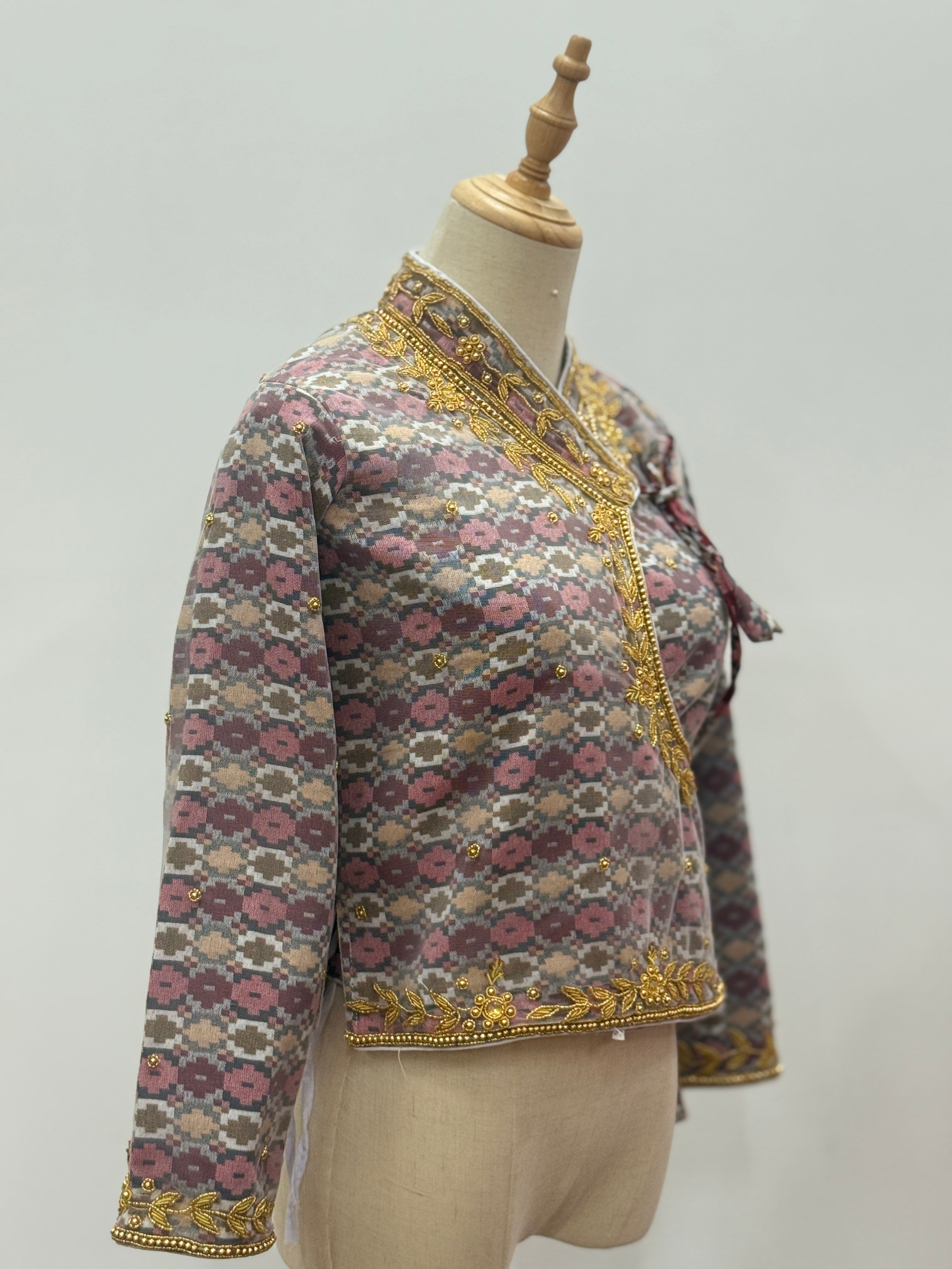 Chaubandi Cholo: Hand-Embroidered Dhaka Fusion
